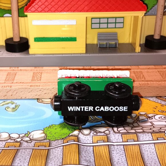 Thomas Wooden Railway Train Engine Track Winter Caboose Christmas - Picture 3 of 3